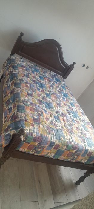 Cama em madeira, corpo e meio