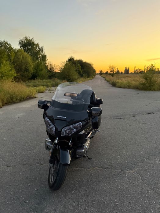 : Honda GL1800 Gold Wing (2010).