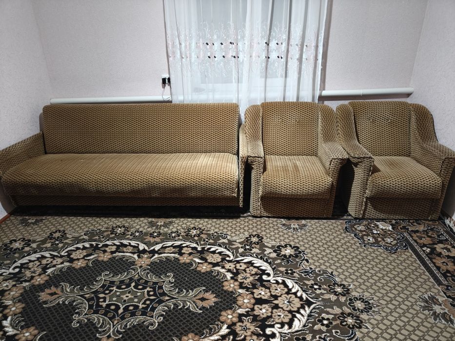 Розкладний диван і два крісла