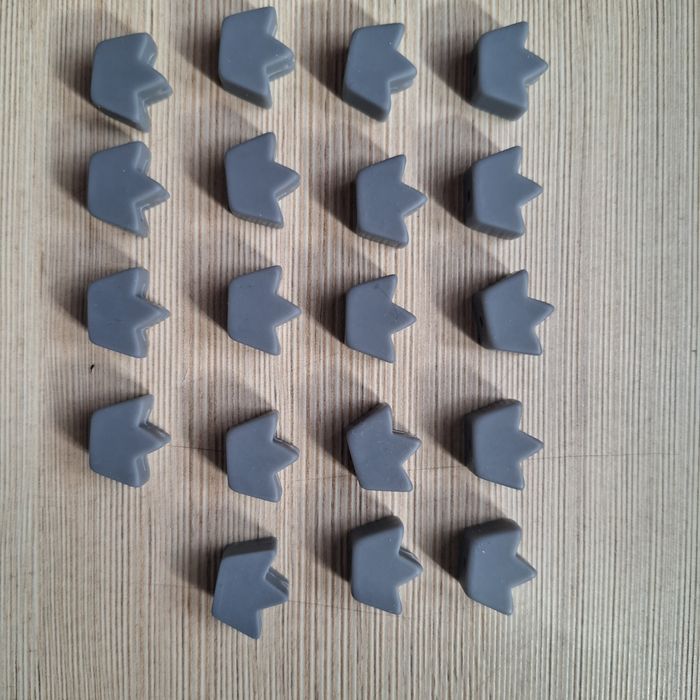 Małe korony 19 szt koraliki silikonowe