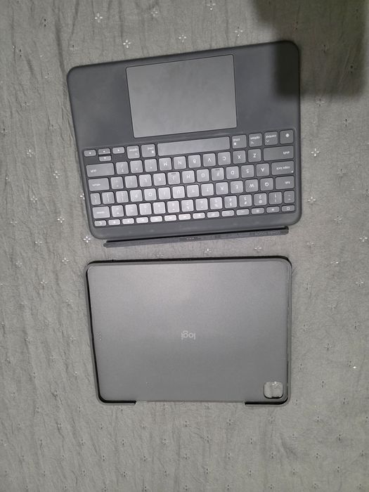 Logitech Combo Touch iPad Pro 13