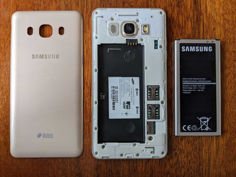 Смартфон Samsung Galaxy J5 (2016) J510H/DS с блочком и кабелем зарядки