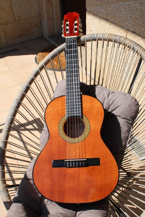 Guitarra acústica semi-nova 3/4 + mochila de proteção