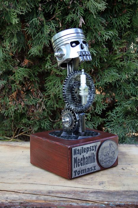 Puchar czaszka tłok Scrap Metal Art