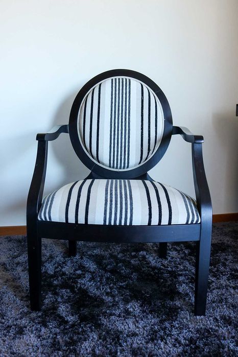 Cadeirão de sala preto e branco
