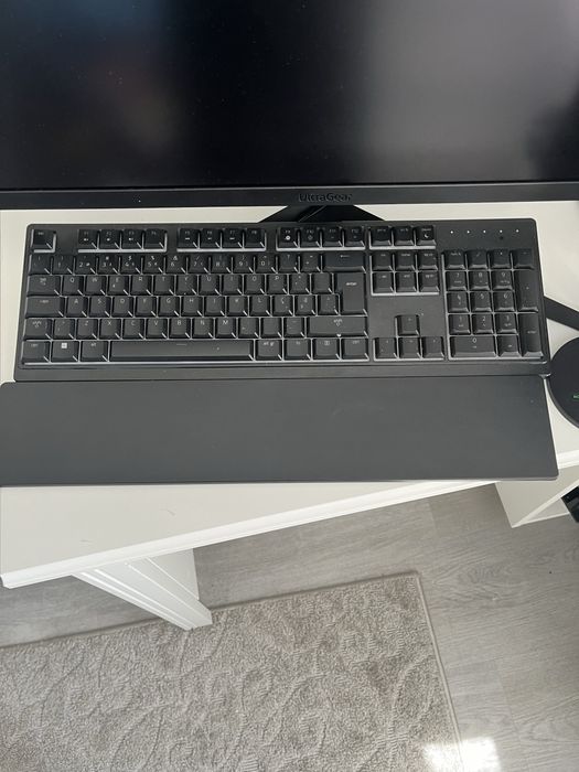 Teclado + Monitor + Rato + Microfone