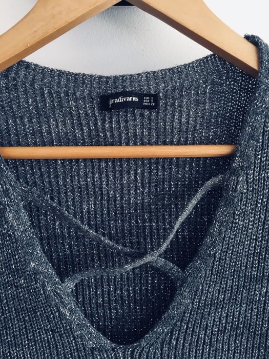 Sweter szary basic grafit Stradivarius dekolt paski