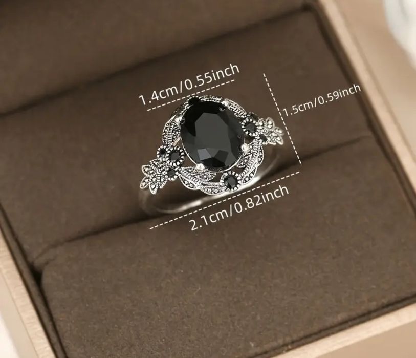 Piękny srebrny pierścionek z czarnym oczkiem
