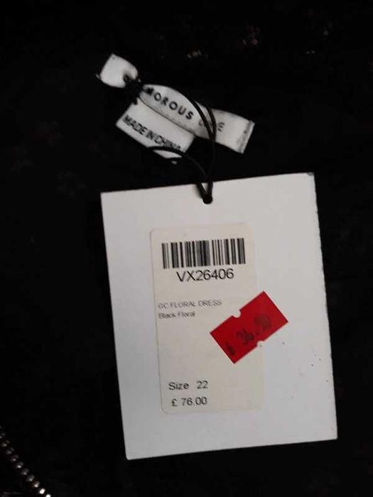 Sukienka z koronkowymi rękawami i falbany