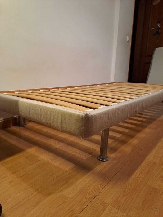 Base de Cama IKEA Solteiro com Ripas e Pés Metálicos – Bom Estado