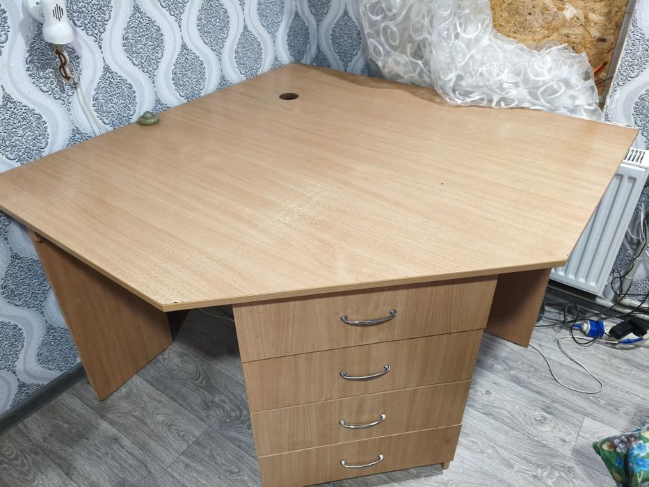 Продам угловой стол