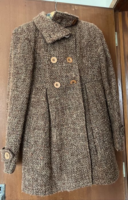 Casaco castanho comprido