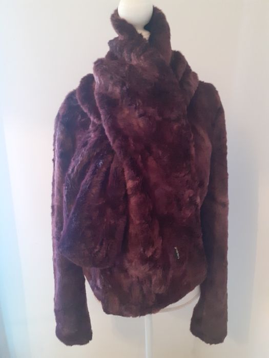 Blusão e estola da Armani em pêlo sintético