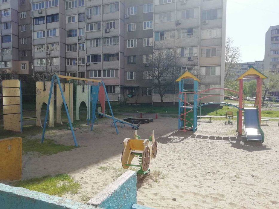 5-к на першому пов 100,3 м.кв. Харківський масив вул Тростянецька 6 ж