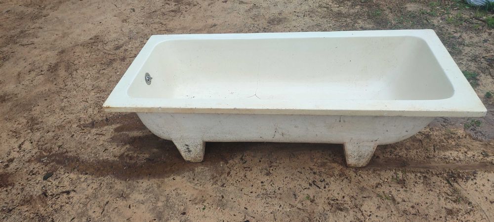 Banheira antiga maciça com pés