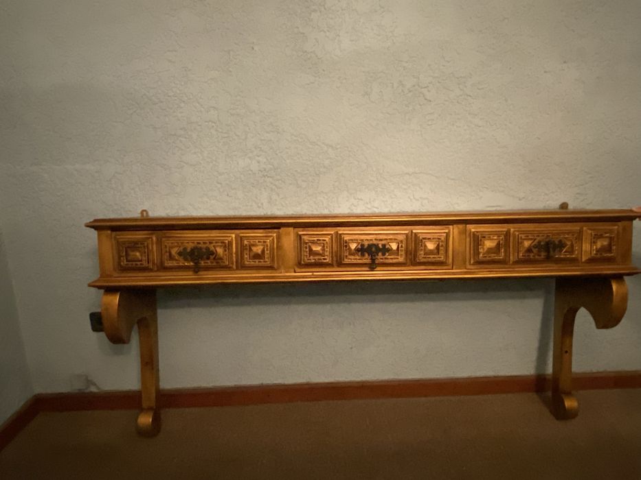 Móvel de Corredor Dourado em Madeira Maciça