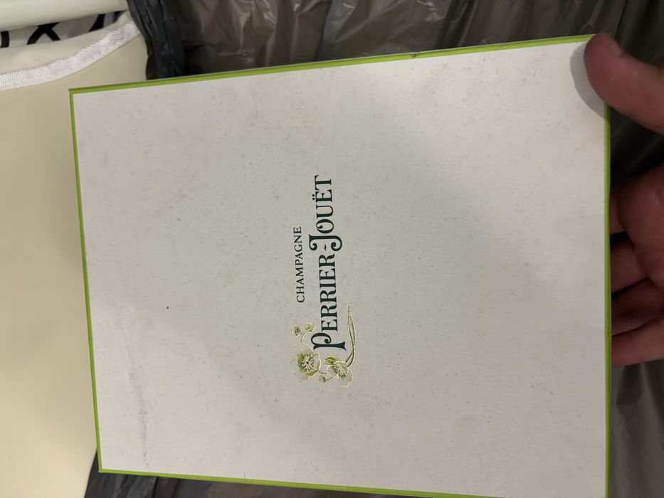 Par de taças de champanhe Perrier-Jouet pintadas à mão