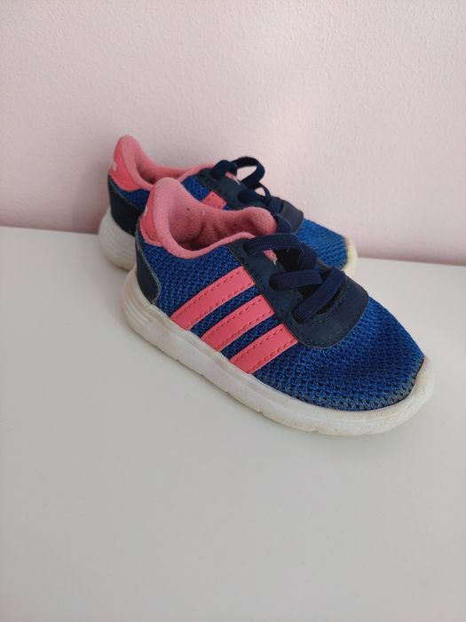 Niebieskie buty sportowe wsuwane z różowymi wstawkami adidas 20