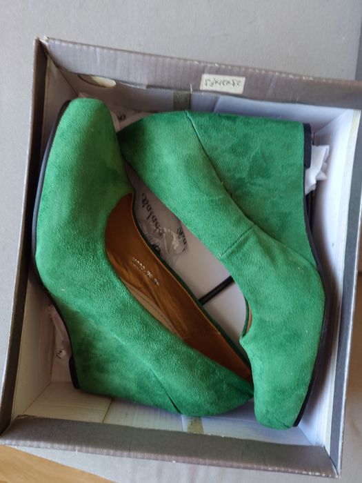 Zieleń butelkowa buty na koturnie