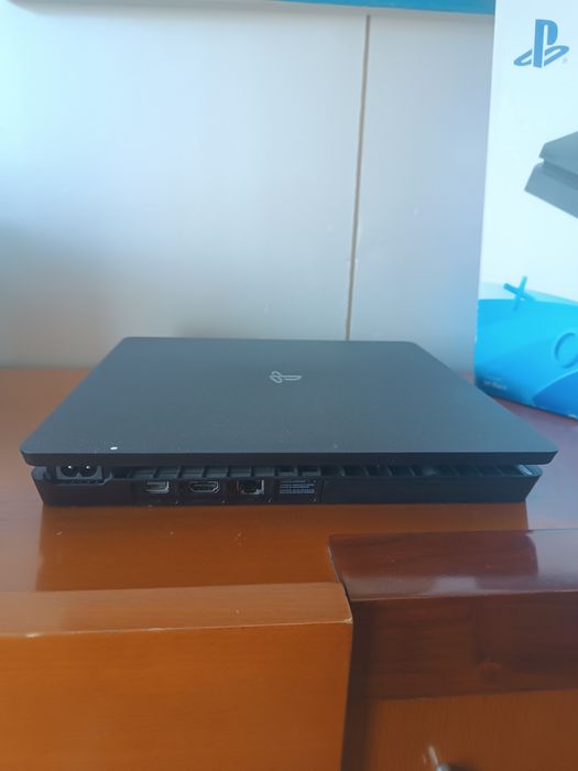 PlayStation 4 Slim 1TB + comando