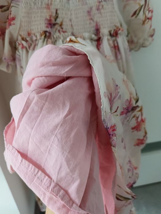 Святкова подовжена сукня Next з ліліями, 116 розмір