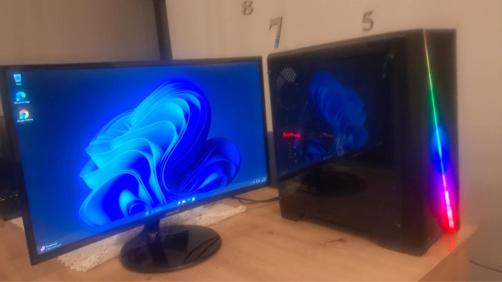 Komputer z monitorem i podstawką do monitora