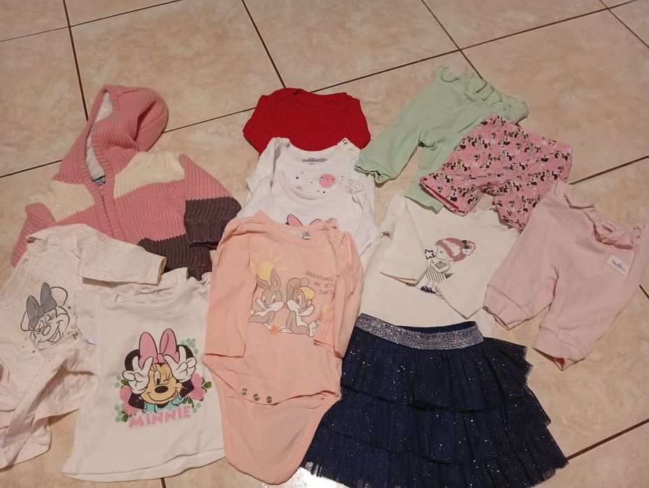 Paka ubranek dla dziewczynki, rozmiar 62/68 plus dodatki