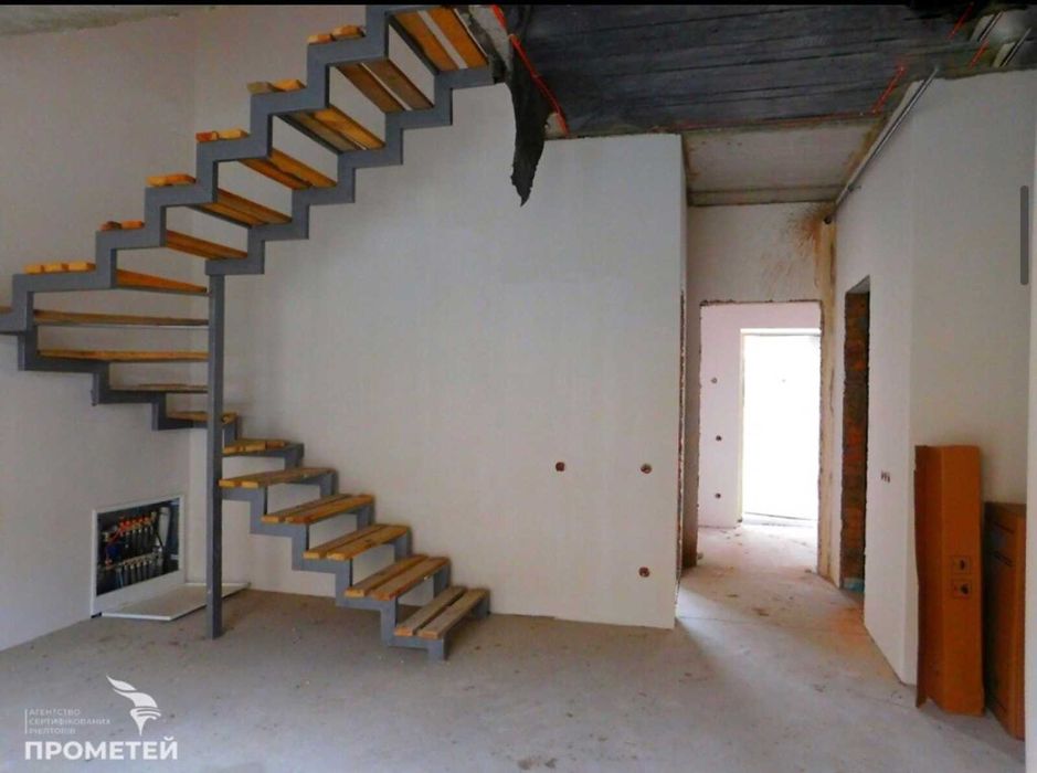 Продам 2 поверховий таунхаус в районі Агрономічне