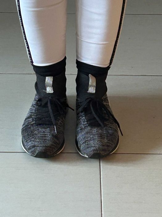 Ténis slip ins (sem necessidade de abotoar) super confortáveis