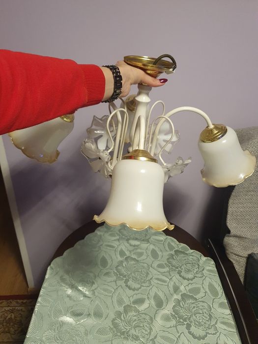 Piękny żyrandol cztero kloszowy chodzież