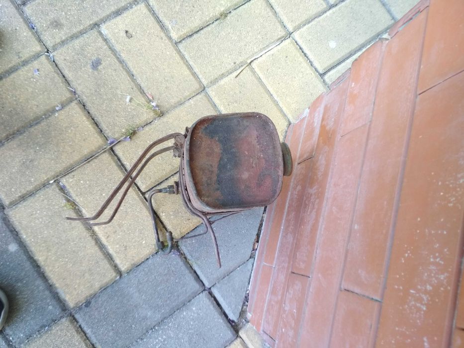 Depósito para antigo motor de rega