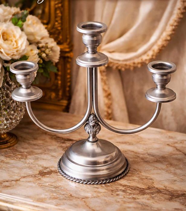 Castiçal Clássico de 3 Braços em casquinha de Prata