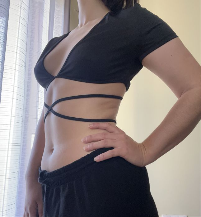 Топ з вирізом на завʼязках