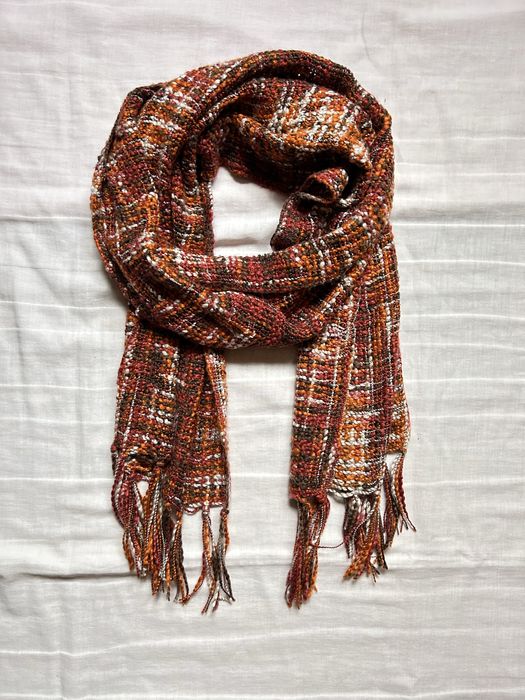 Cachecol em malha irregular.