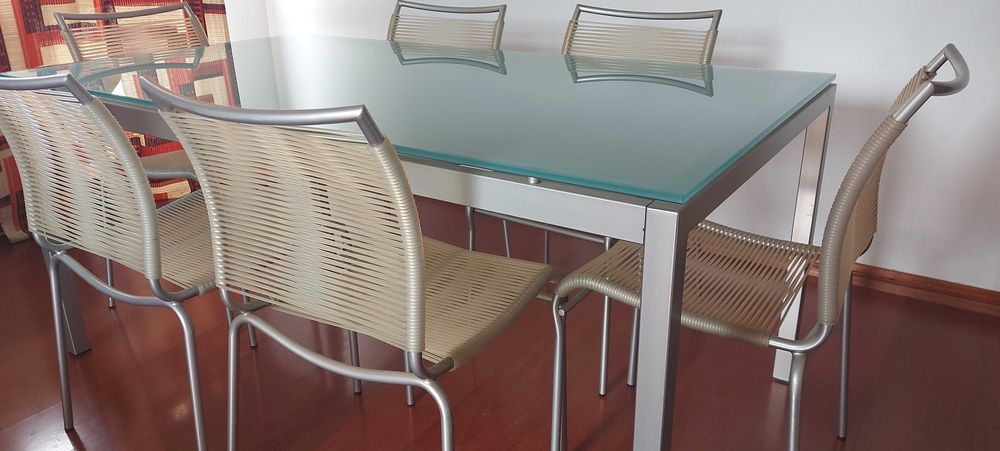 Mesa com tampo em vidro e 6 cadeira, do desenhador italiano Calligaris