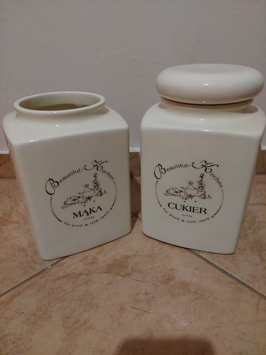 Dwa pojemniki na cukier i mąkę