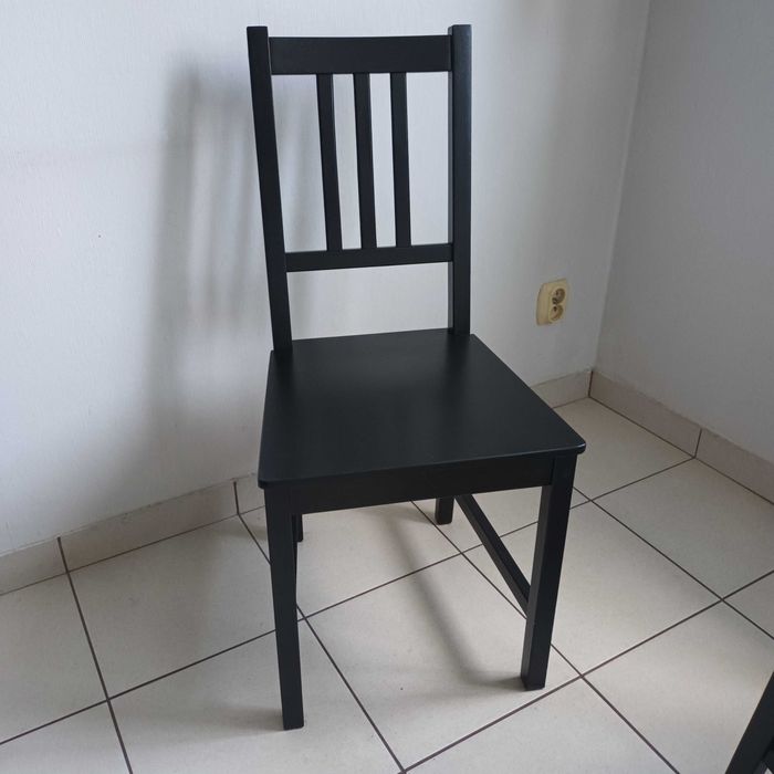 2 krzesła czarne Ikea, z niewielkimi śladami używalności