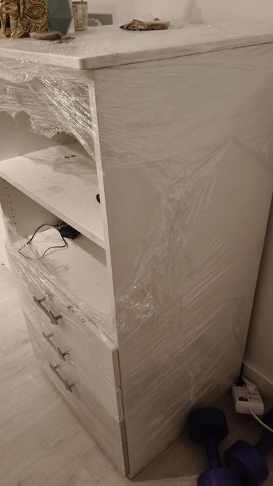 Móvel branco com detalhe preto e cinzento