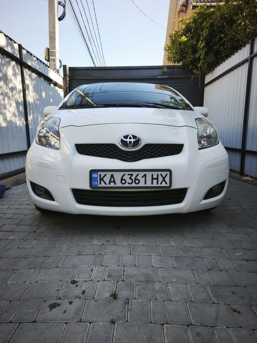 Продаётся личный автомобиль Toyota Yaris 2011 года