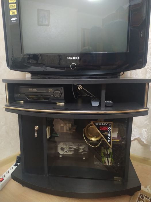 Продається тумбочка з телевізором