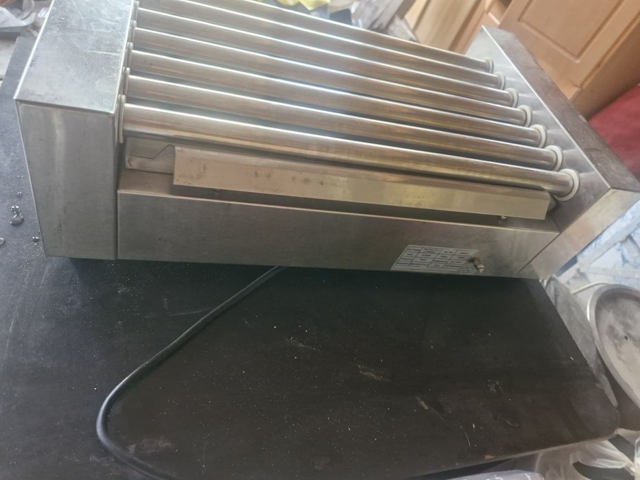 Роліковий електрогриль для ковбасок.