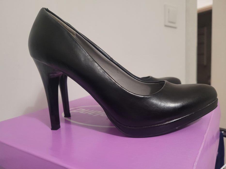 Czarne buty na obcasie