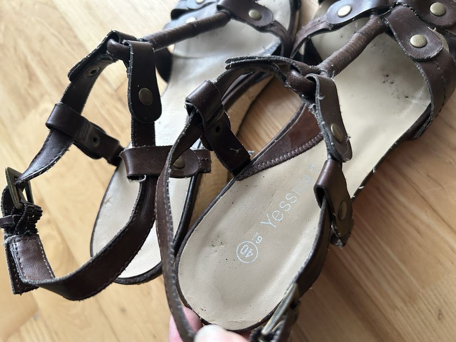 Damskie buty na koturnie brązowe
