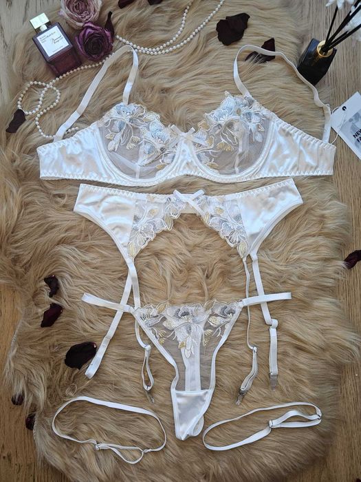 Seksowny biały 4 częściowy komplet pas stringi L