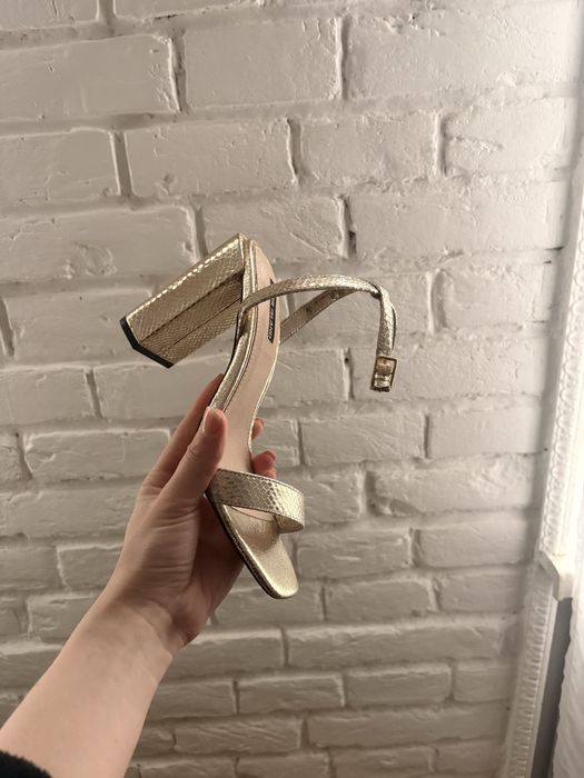 Босоніжки золотистого кольору 38 розмір