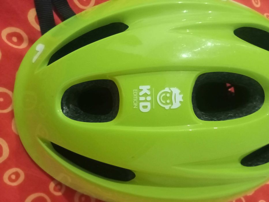 Capacete de bicicleta Decathlon verde fluorescente de criança