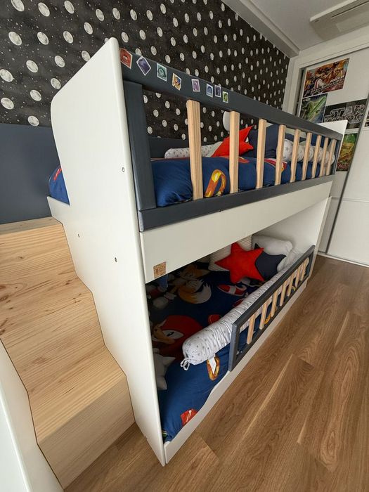 Cama beliche infantil com escorrega e escadas