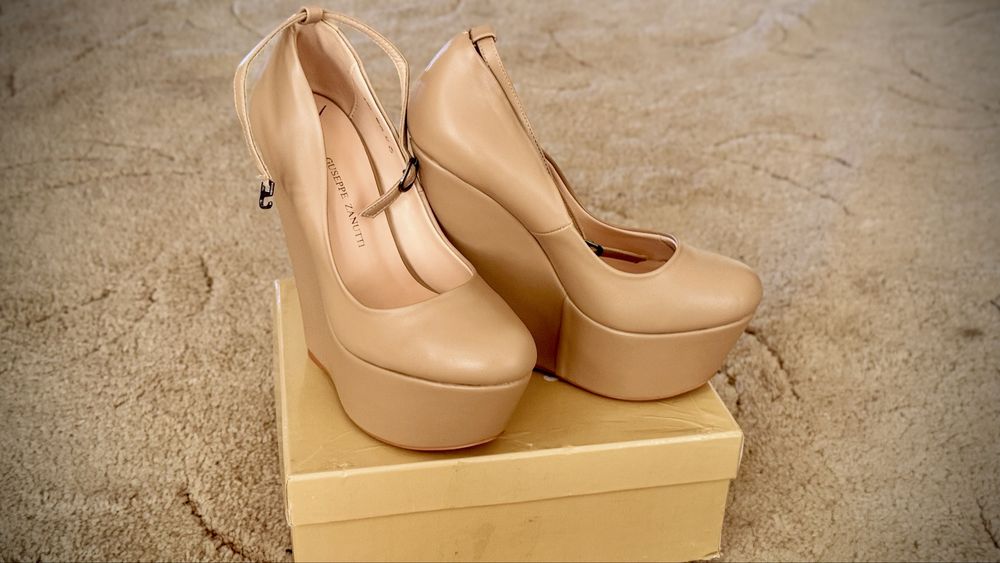 Новые туфли на танкетке