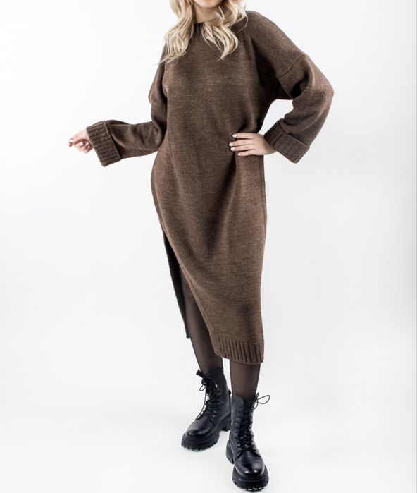 Вʼязане плаття з розрізом на нозі