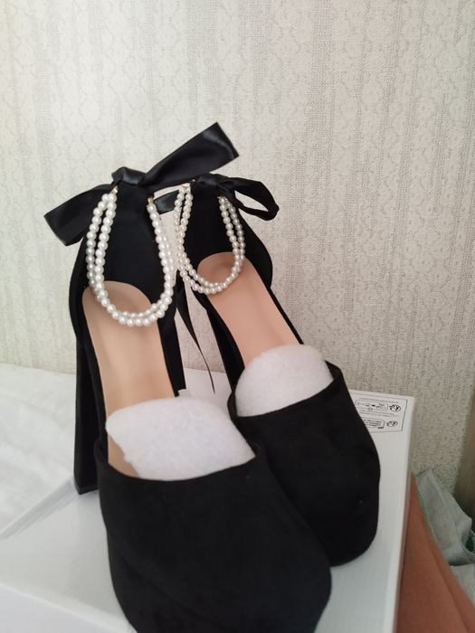 Туфлі на високому каблуку, дуже жіночні та гарні